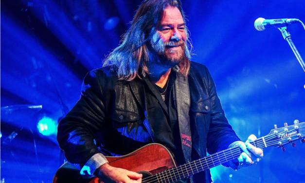 Alan Doyle gives Victoria a taste of his Newfoundlander magic